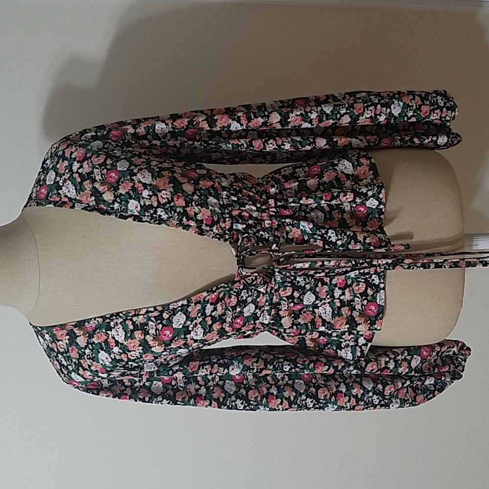 Shein, New. Floral Top Sz S. Elastic wrists